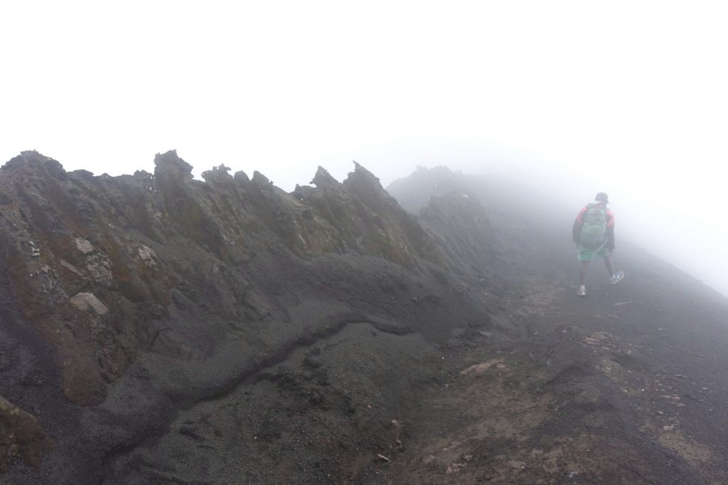 Nebel versperrt die Sicht in den Krater.
