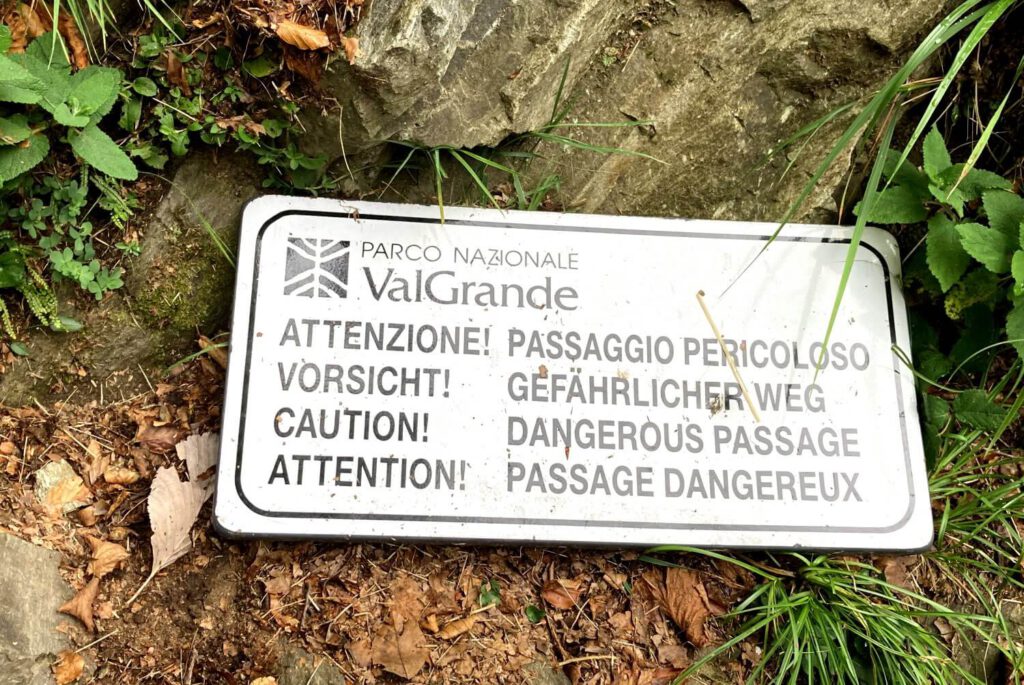 Markierung gefährlicher Weg im Val Grande.