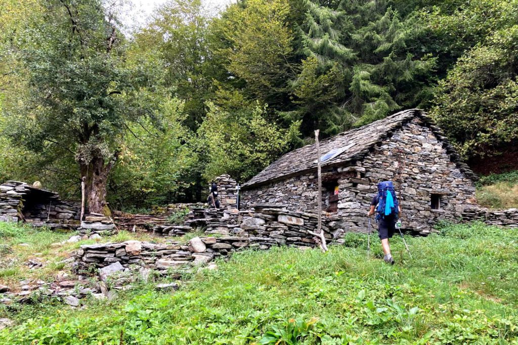Trekking im Val Grande zu verlassener Alpe.