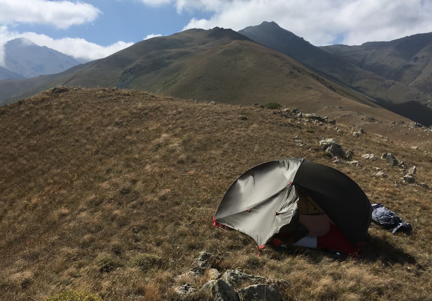 Armenien Wildcamping mit Zelt in den Bergen.
