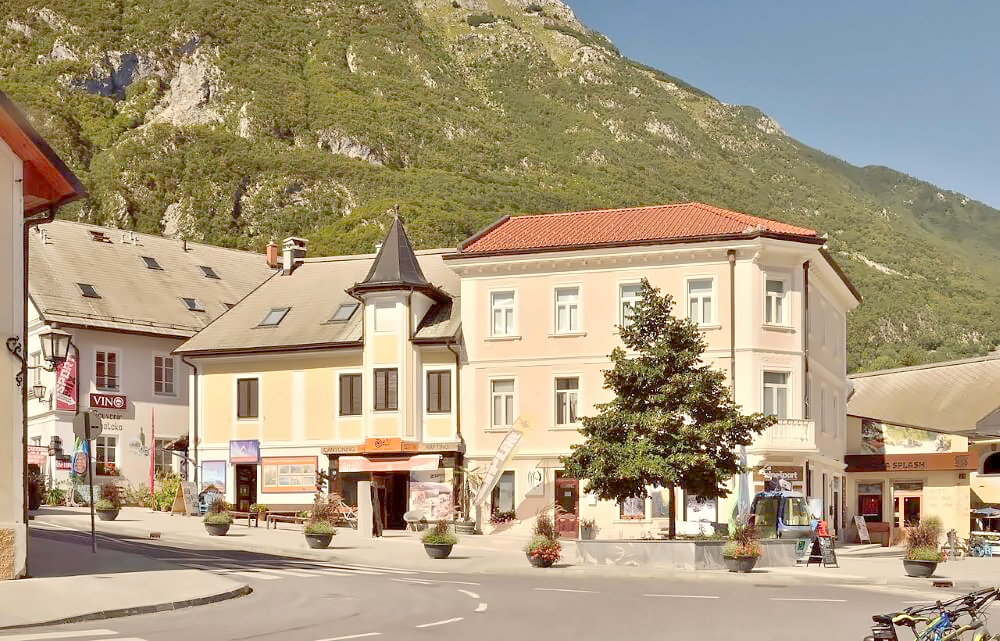 Blick auf ein Haus in Bovec am Start der Soča-Wanderung.