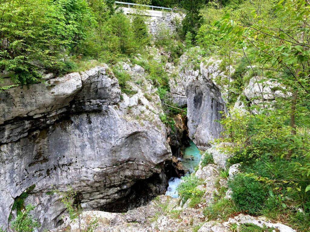 Wanderung auf dem Soča-Trail mit Blick auf die Schlucht.