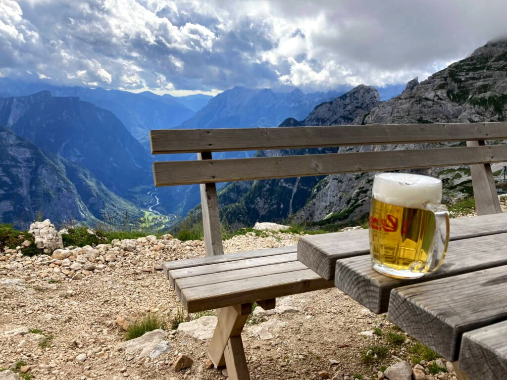 Pause an einer Berghütte in den Julischen Alpen.