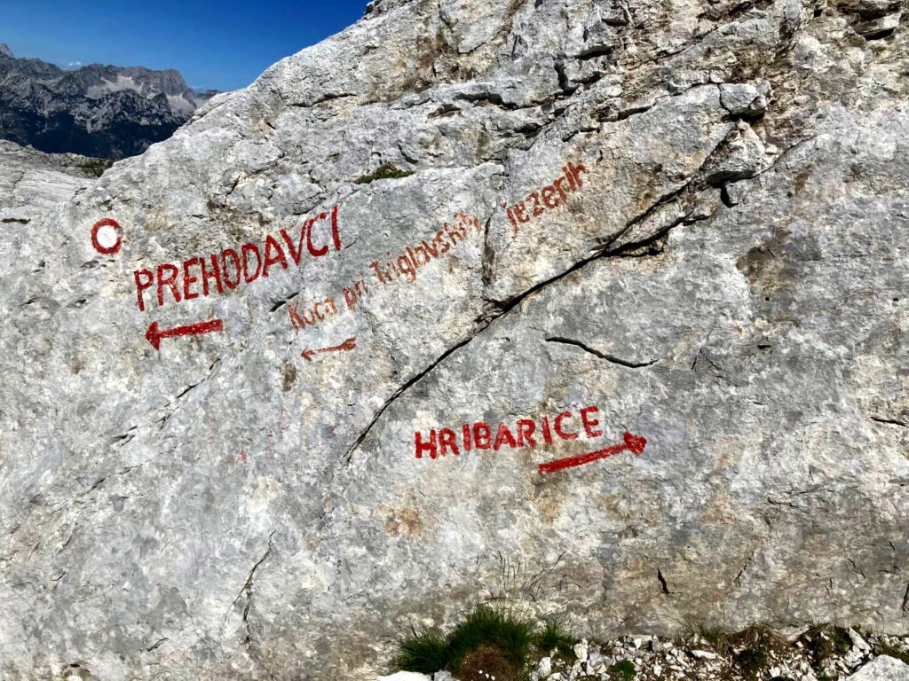 Wegmarkierungen für Bergsteiger und Wanderer an einer Felswand im Triglav-Nationalpark.
