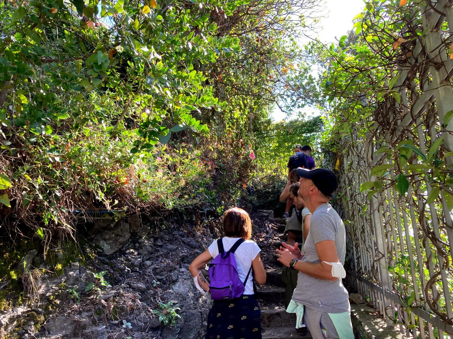 Touristen auf Wanderweg in Cinque Terre.