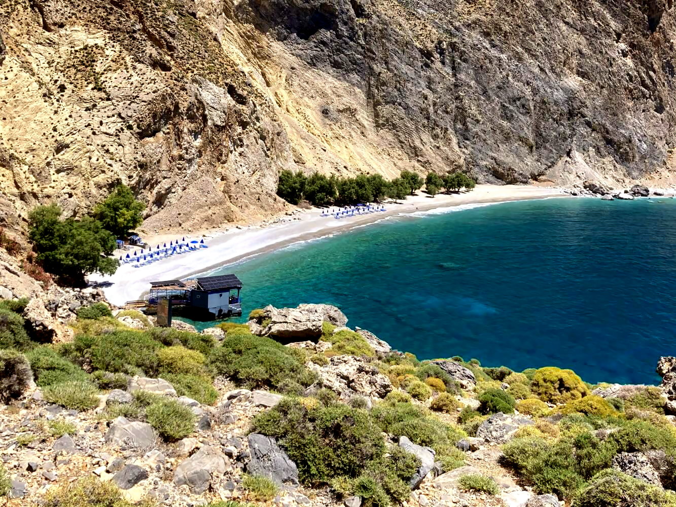 Blick auf den Sweetwater Beach in Kreta vom Wanderweg aus Loutro.