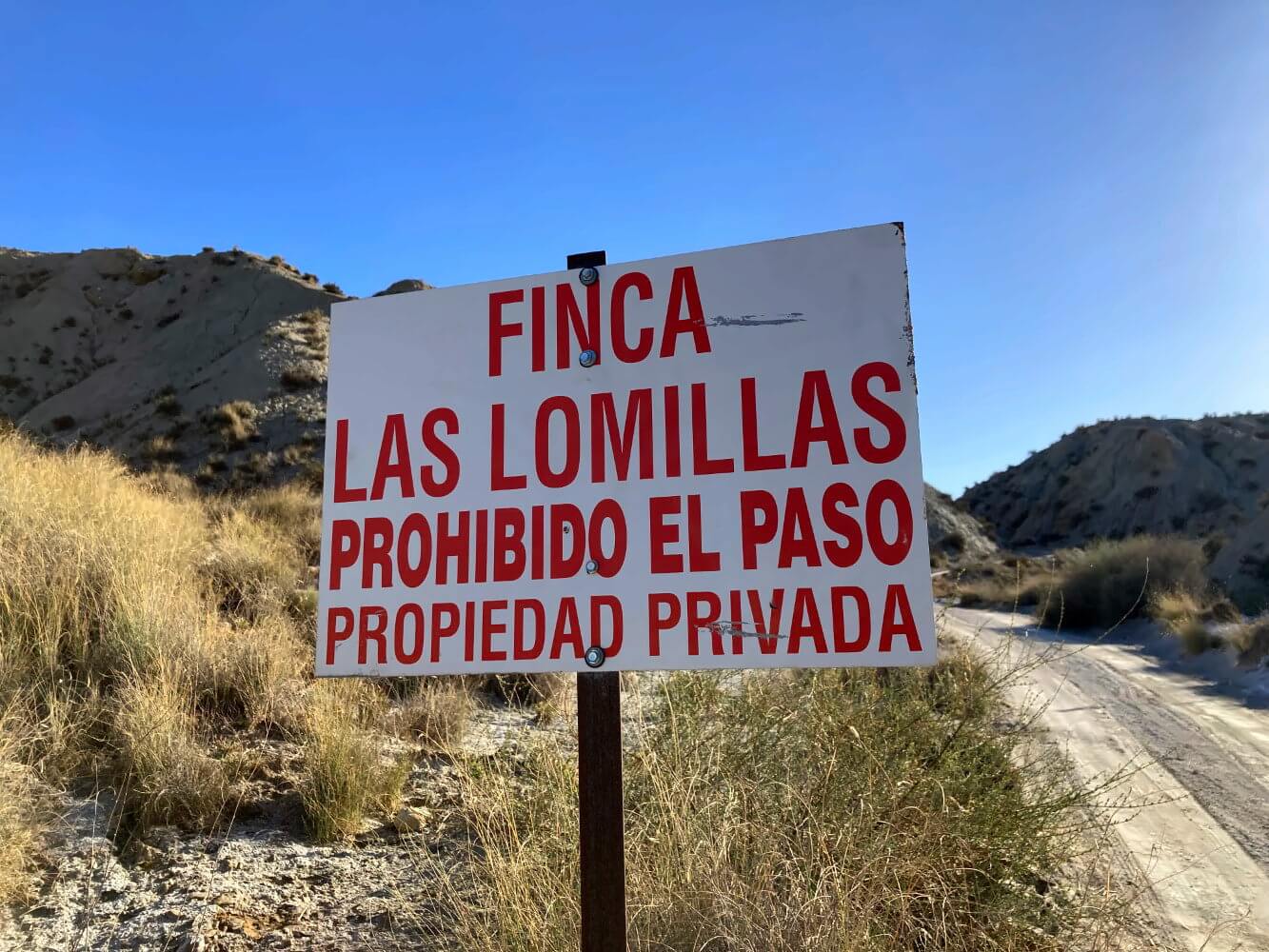 Gesperrter Wanderweg mit Verbotsschild in der Tabernas-Wüste in Spanien.