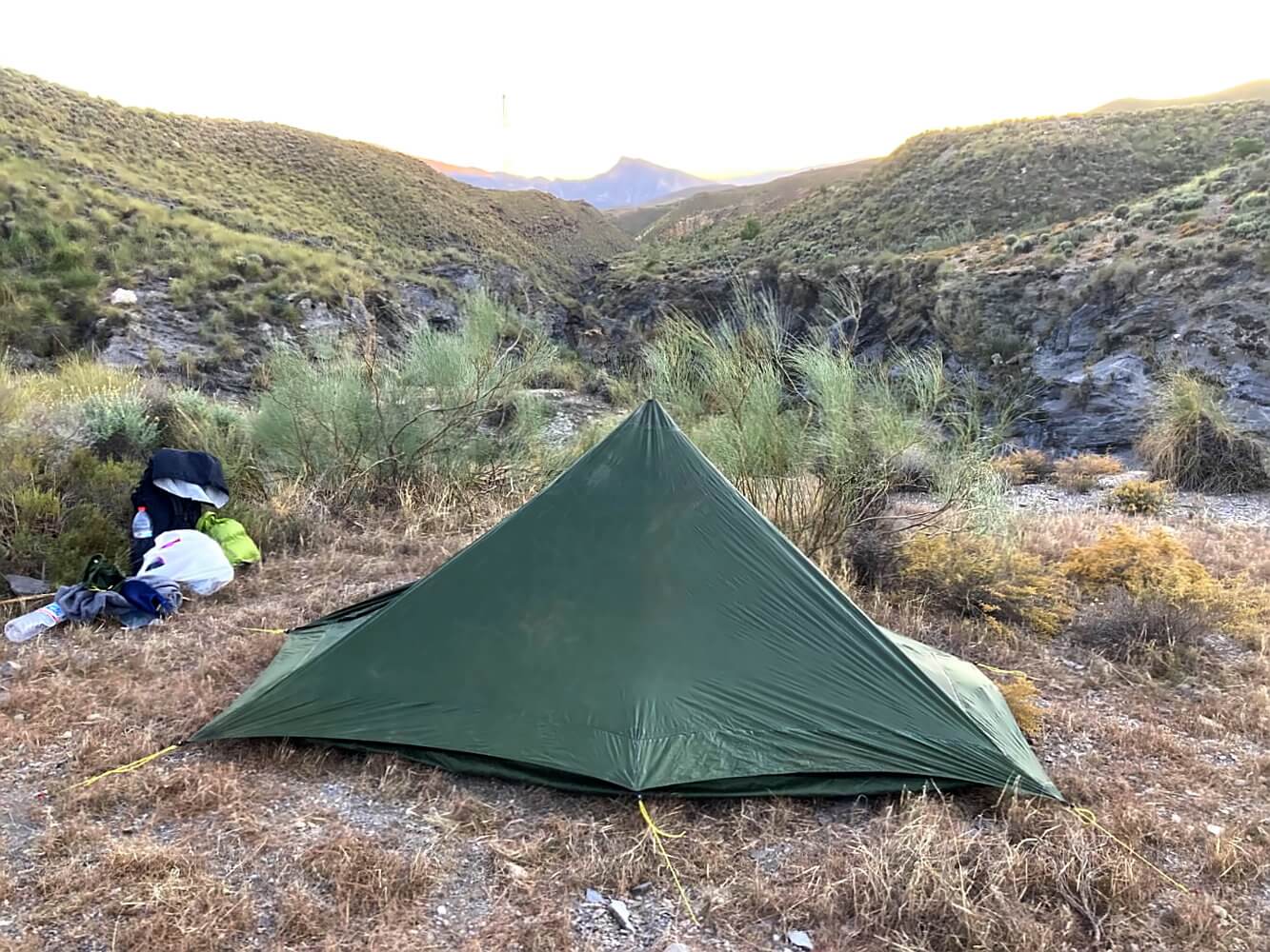 Camping mit Zelt in der Tabernas-Wüste.