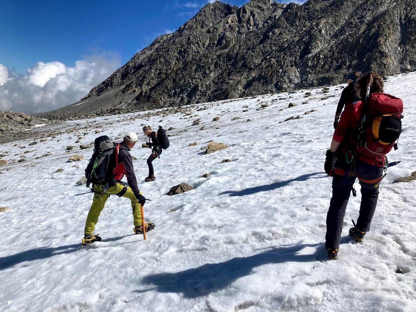 Laufen mit Steigeisen auf dem Gletscher beim Hochtourenkurs.