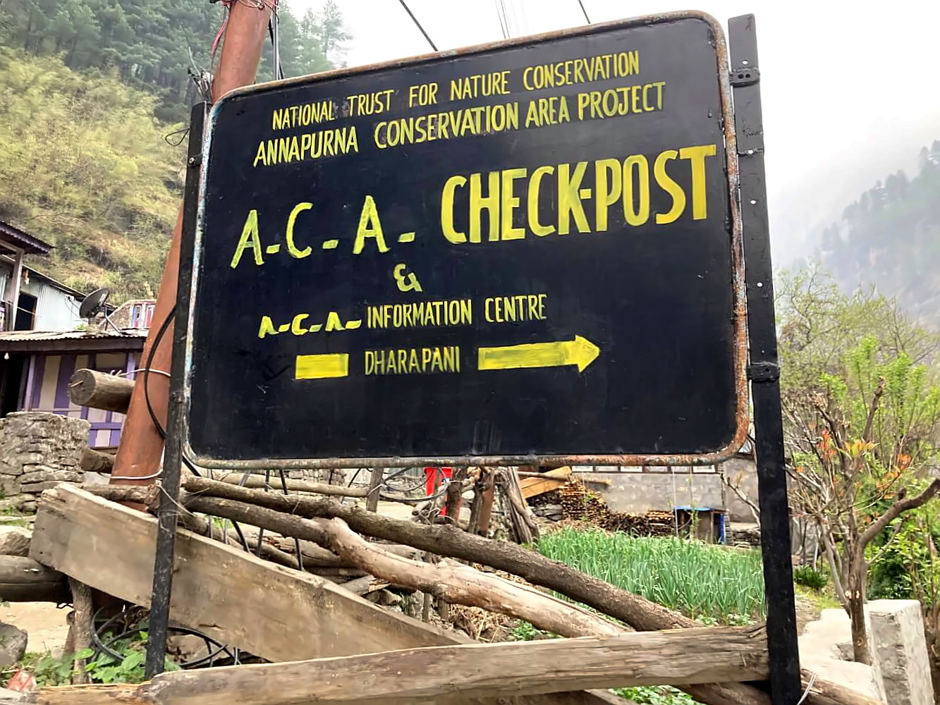 Checkpoint auf dem Annapurna Circuit in Dharapani.
