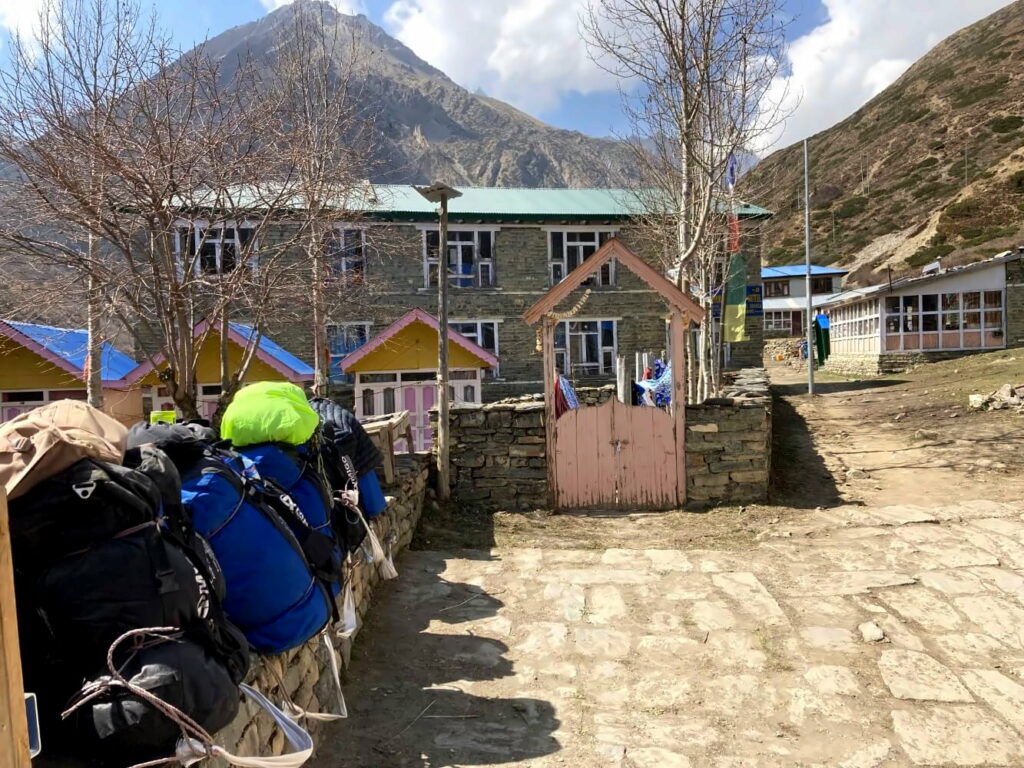 Rucksäcke vor Lodge auf dem Annapurna Circuit.