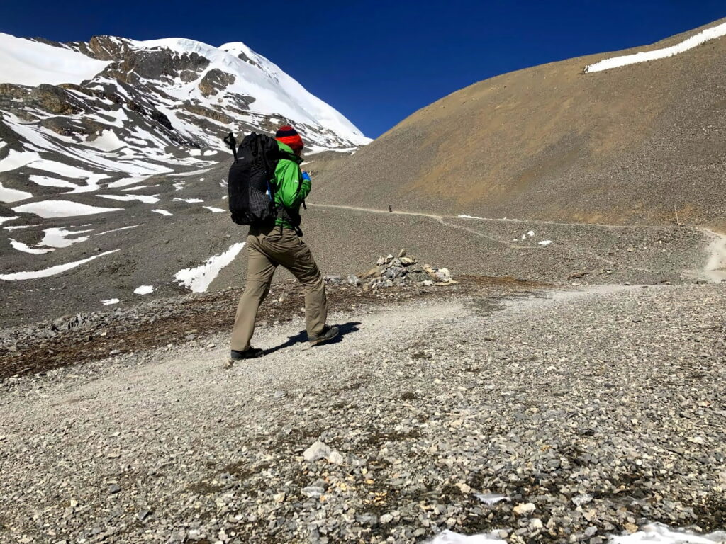 Schneefreier Weg zum Thorong La Pass im Frühjahr.