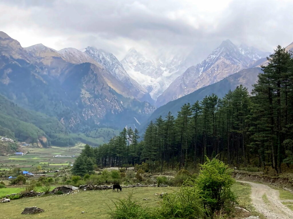 Bewölktes Bergpanorama im April auf dem Annapurna Circuit.