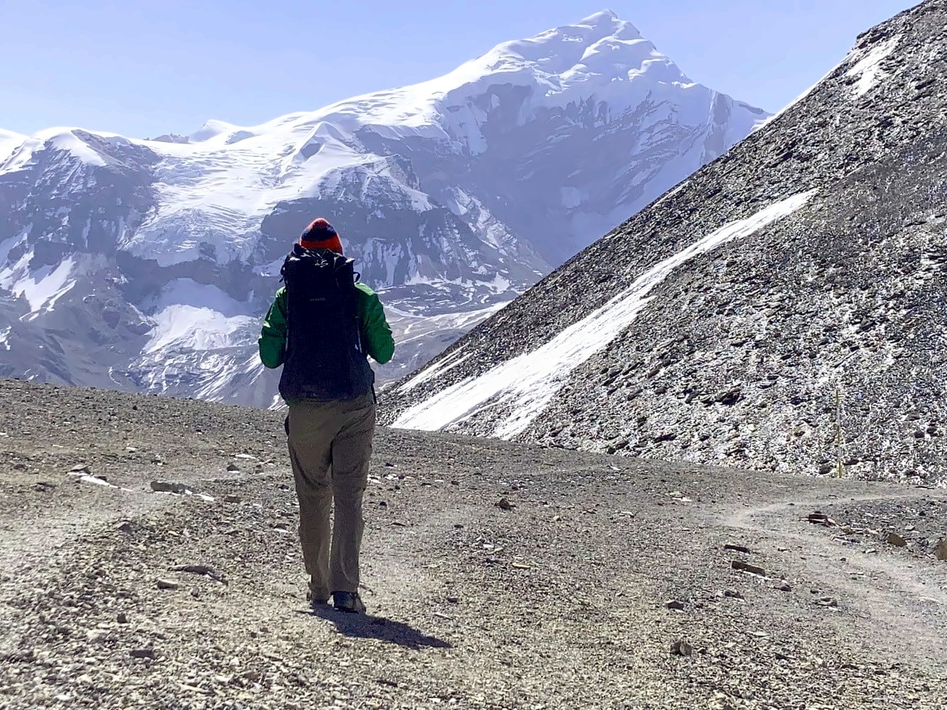 Mit leichter Packliste auf Mehrtageswanderung im Himalaya Gebirge in Nepal.