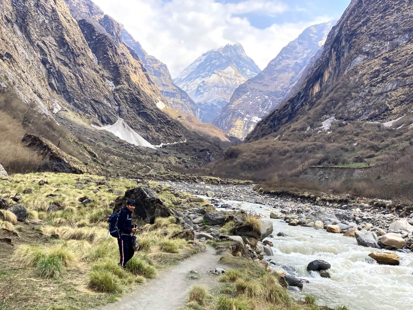 Nepalesischer Wanderer auf dem Trek zum Annapurna Base Camp.