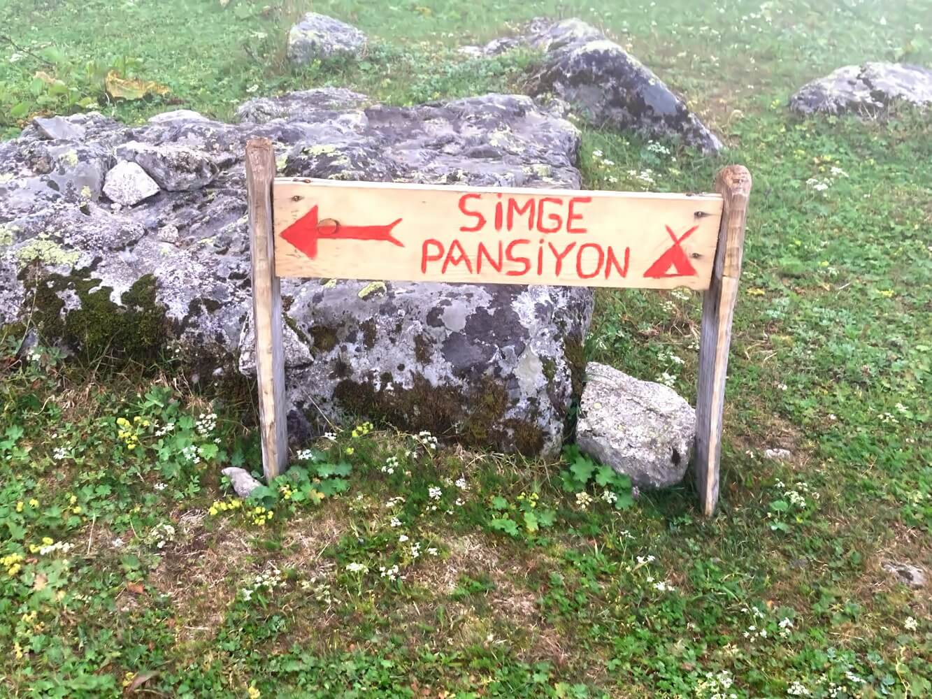 Schild zur Pension beim Wandern im Kaçkar-Gebirge.