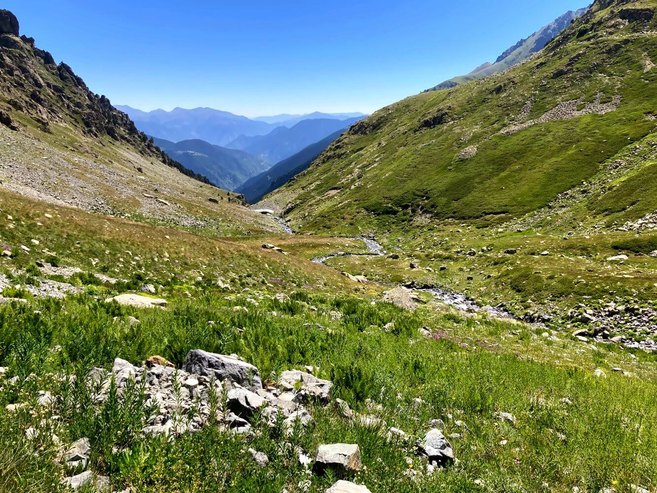 Wanderung im Tal an einem Gebirgsbach in den Kaçkar-Bergen.