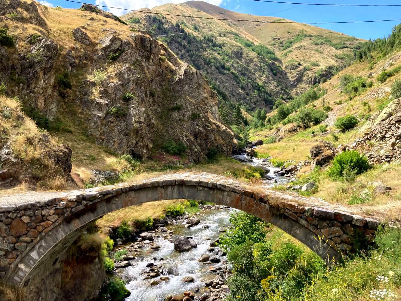 Brücke vor Yaylalar am Fuß der Kaçkar-Berge.