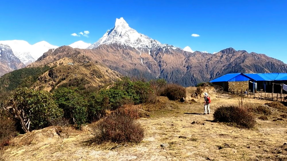 Mardi Himal Trek Wanderer vor Bergpanorama.