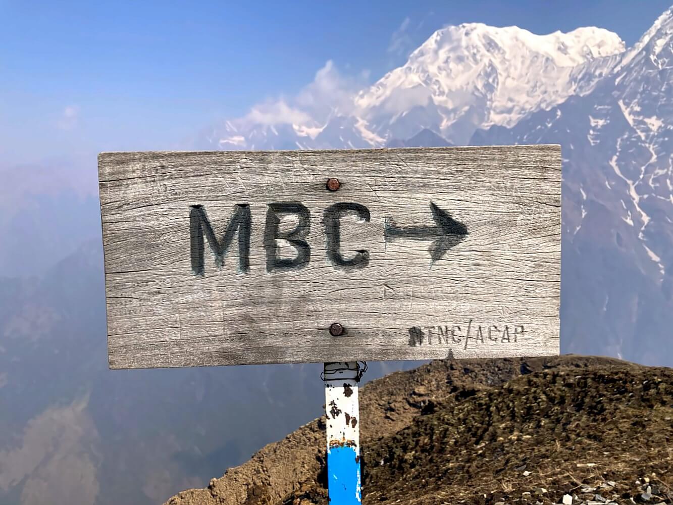 Mardi Himal Trek Wegweiser zum Machapuchare Base Camp.