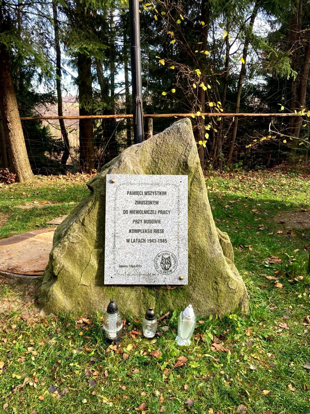 Gedenkstein für die gestorbenen Häftlinge im Projekt Riese.