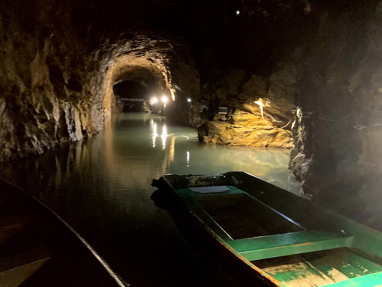 Projekt Riese überfluteter Tunnel mit Boot.