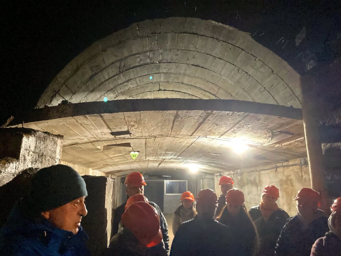 Projekt Riese Touristengruppe im Tunnel.