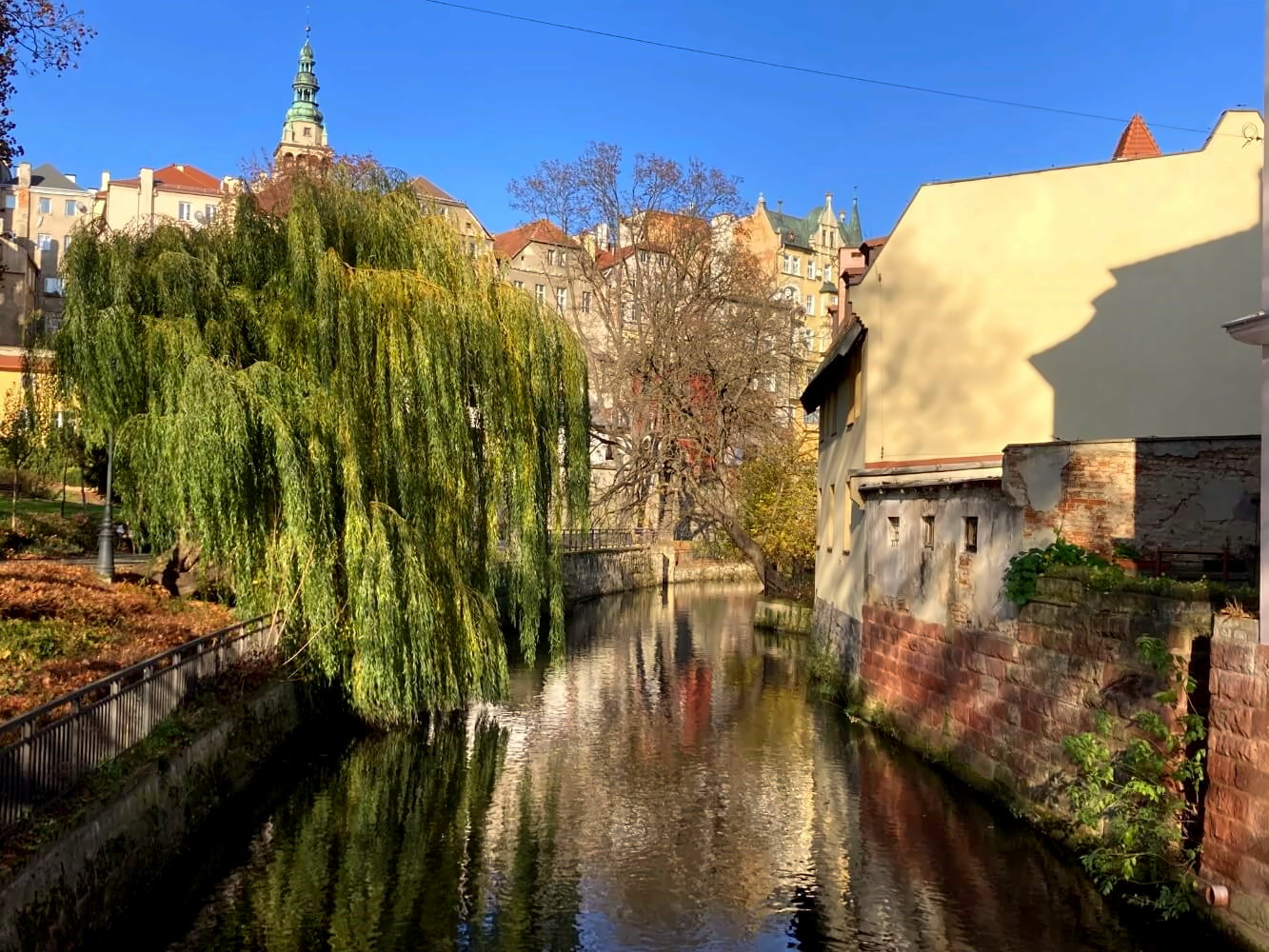 Kłodzko Fluss Kanal in der Stadt.