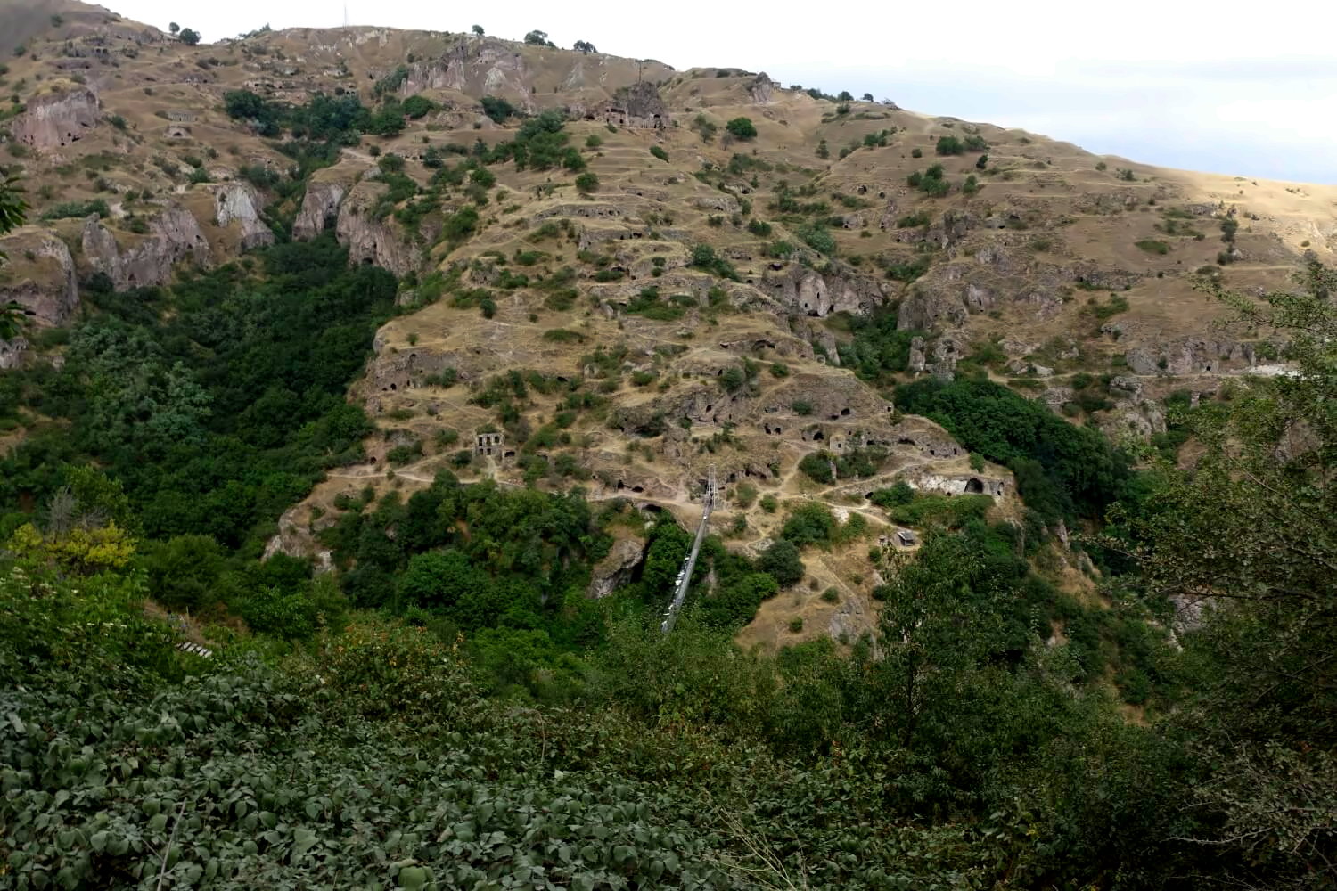 Höhlenstadt in Schlucht in Armenien.