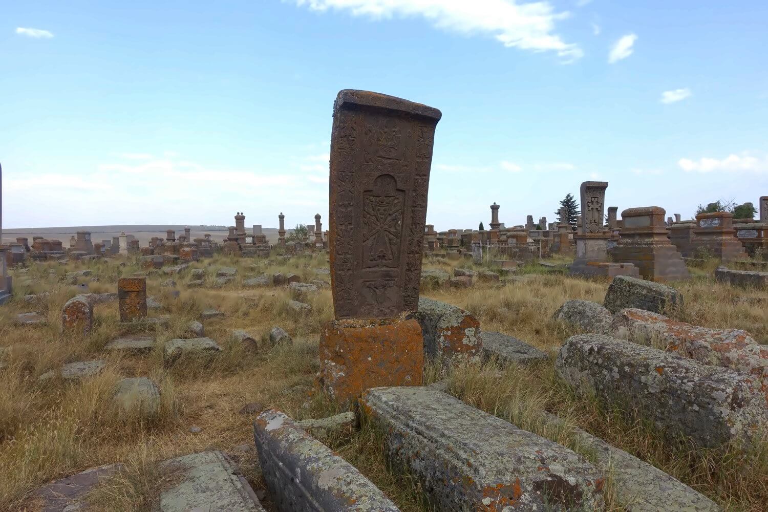 Friedhof von Noratus in Armenien mit Chatschkar.
