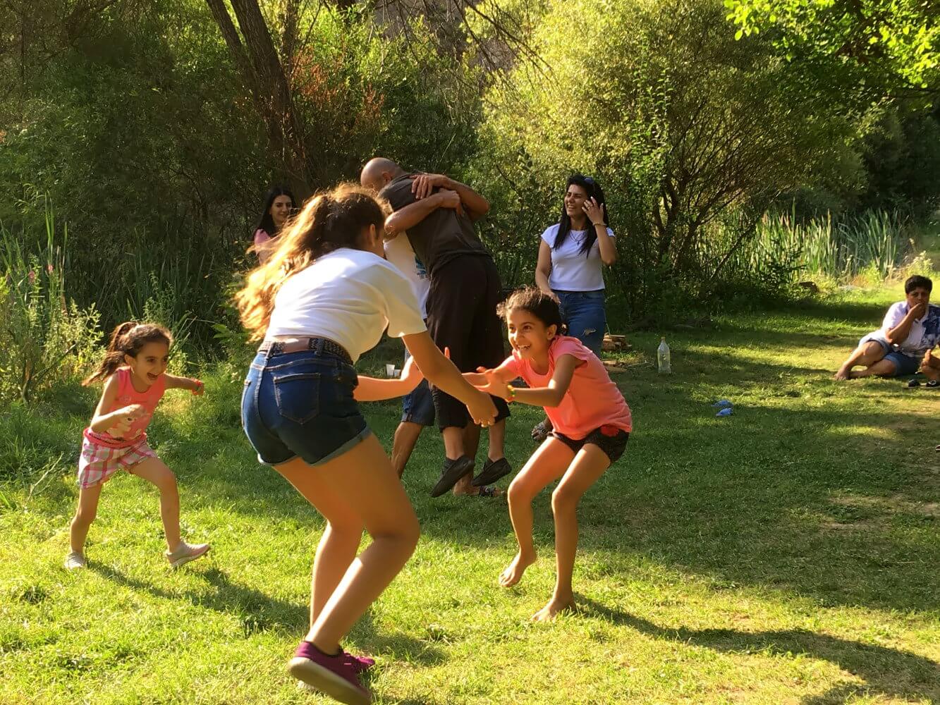Armenien Familie Kinder beim Spielen.