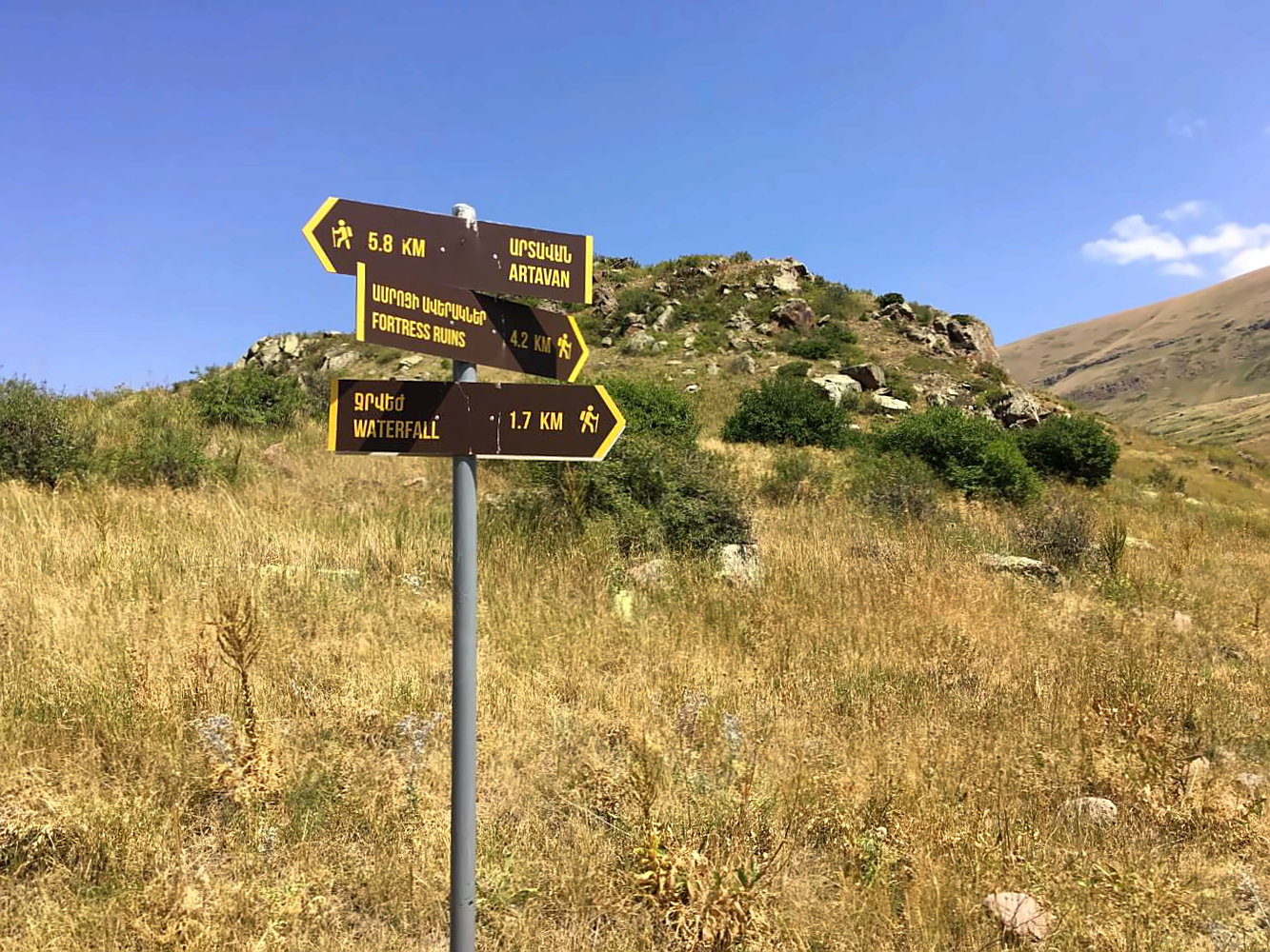 Wegweiser beim Wandern in Armenien.