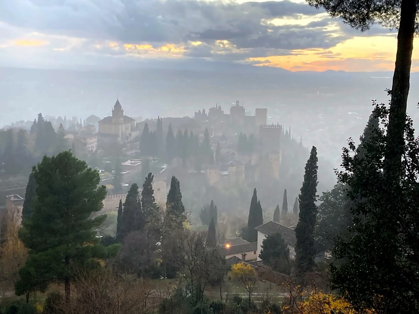 Alhambra im Nebel Spanien Andalusien.