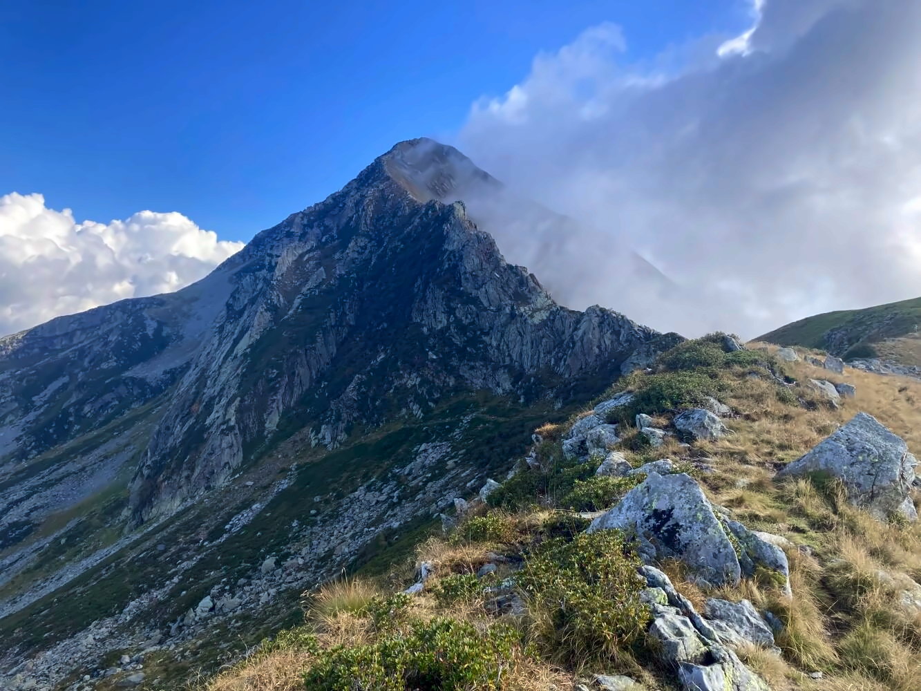 Blick über die Berge des Val Grande im Piemont.