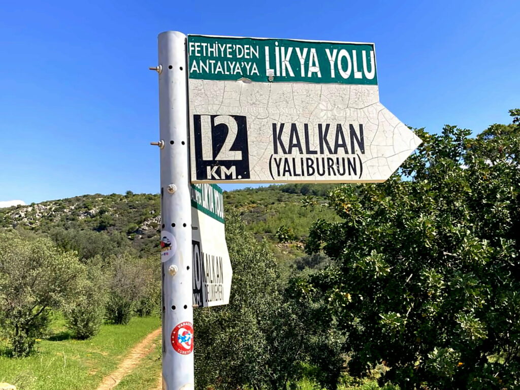 Wegweiser nach Kalkan auf dem Lykischen Weg.