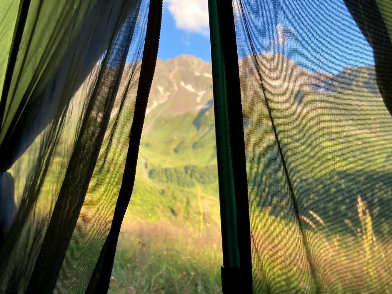 Camping im Zelt auf dem Transcaucasian Trail in Georgien.