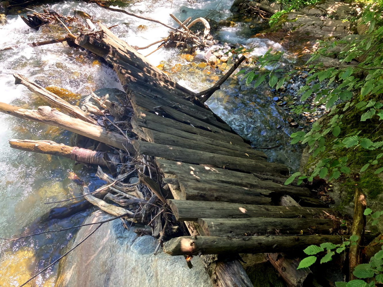 Zerstörte Brücke auf dem Transcaucasian Trail.
