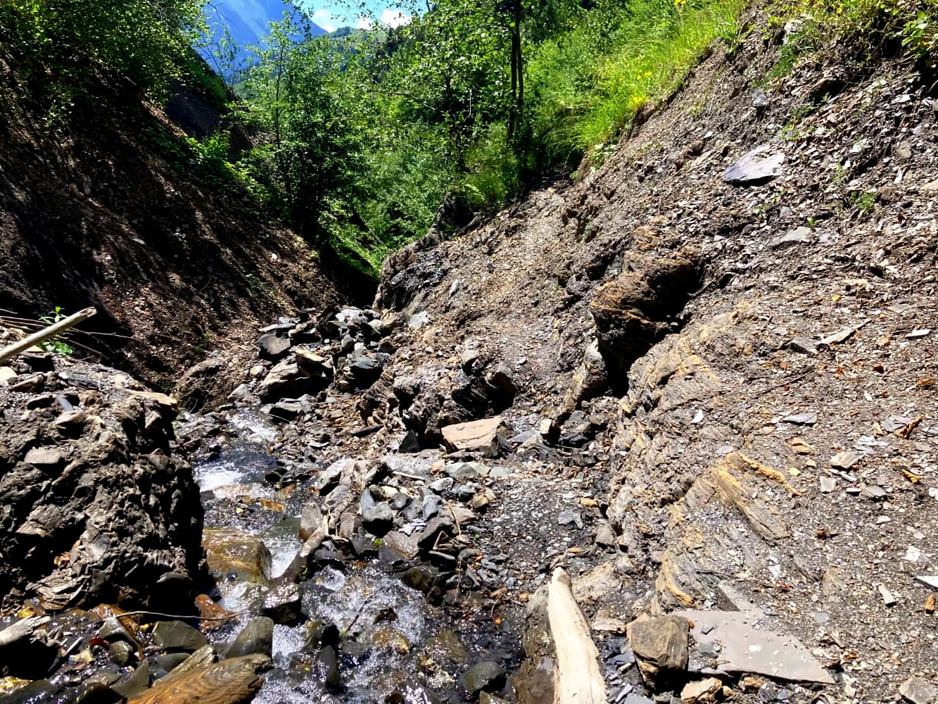 Wegloses Wanderun im Flussbett in Georgien.