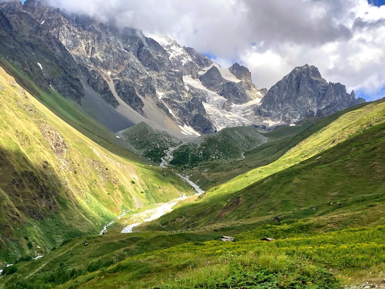 Blick auf den Guli-Gletscher auf dem Transcaucasian Trail.