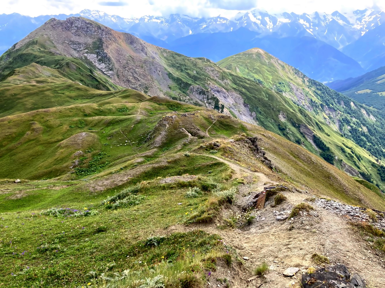 Wanderweg auf dem Transcaucasian Trail im Gebirge von Georgien.