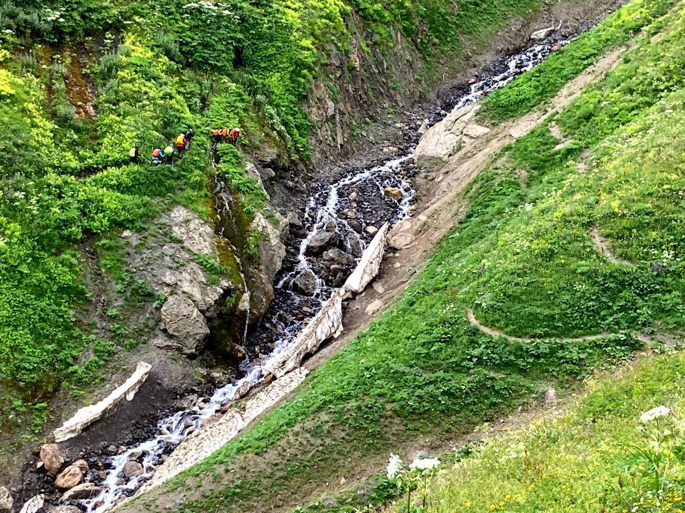 Schiwerige Überquerung des Pushkueri-Fluss auf dem Transcaucasian Trail.