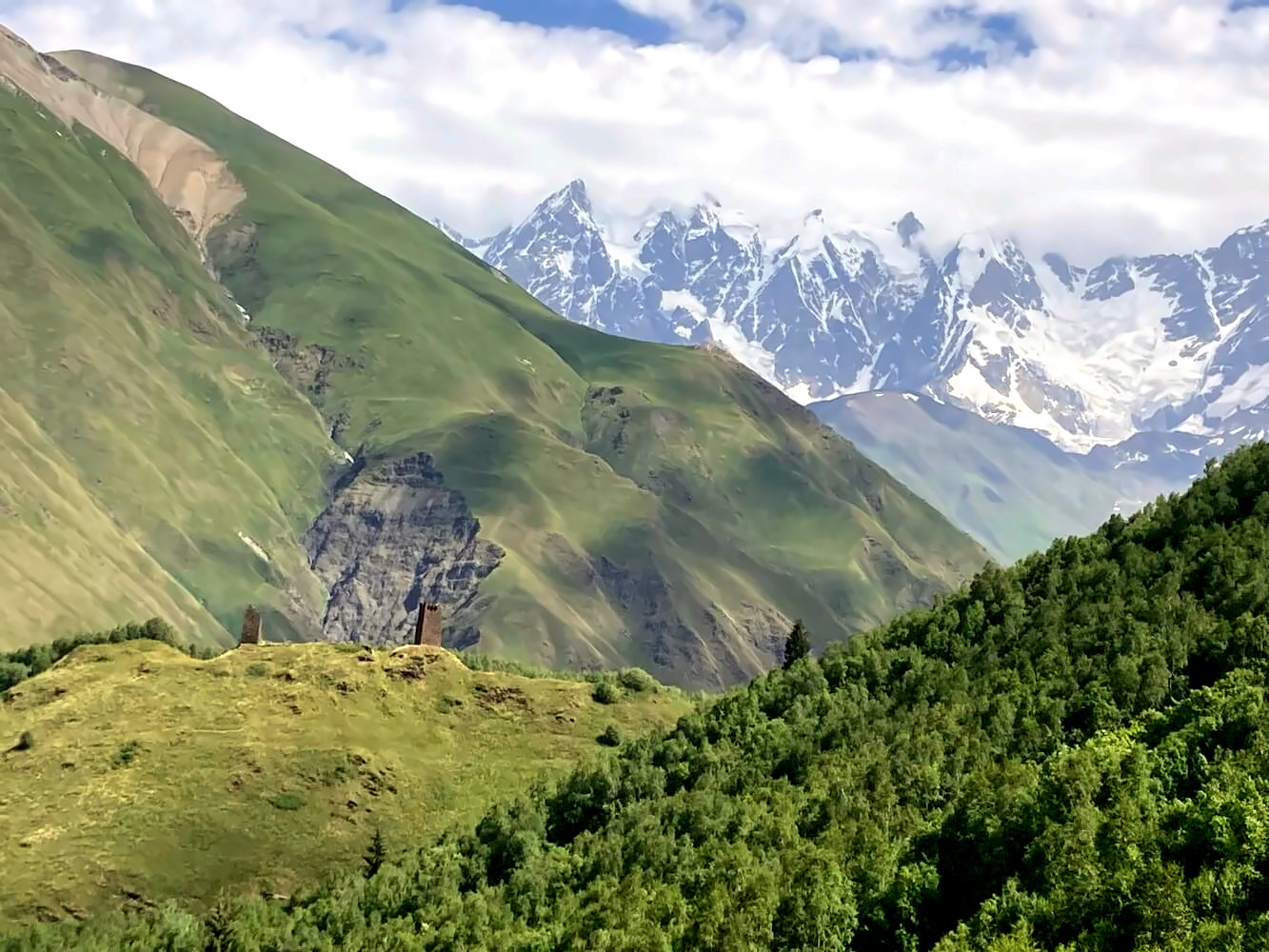 Blick auf die Kaukasus-Gipfel über Ushguli.
