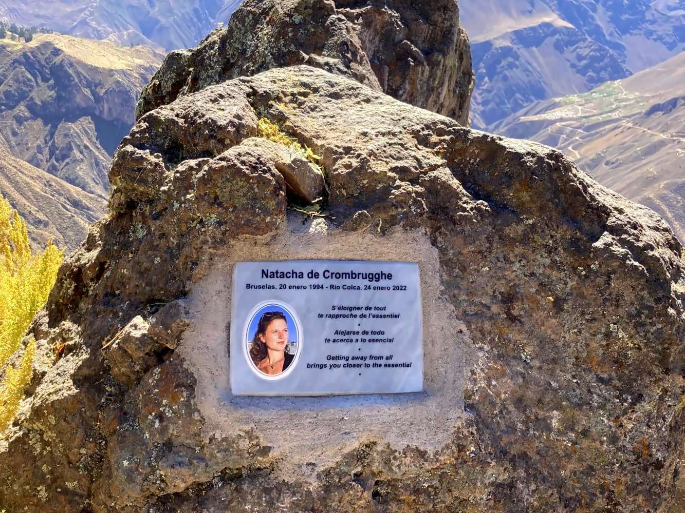 Gedenktafel für verunglückte Backpackerin im Colca Canyon.