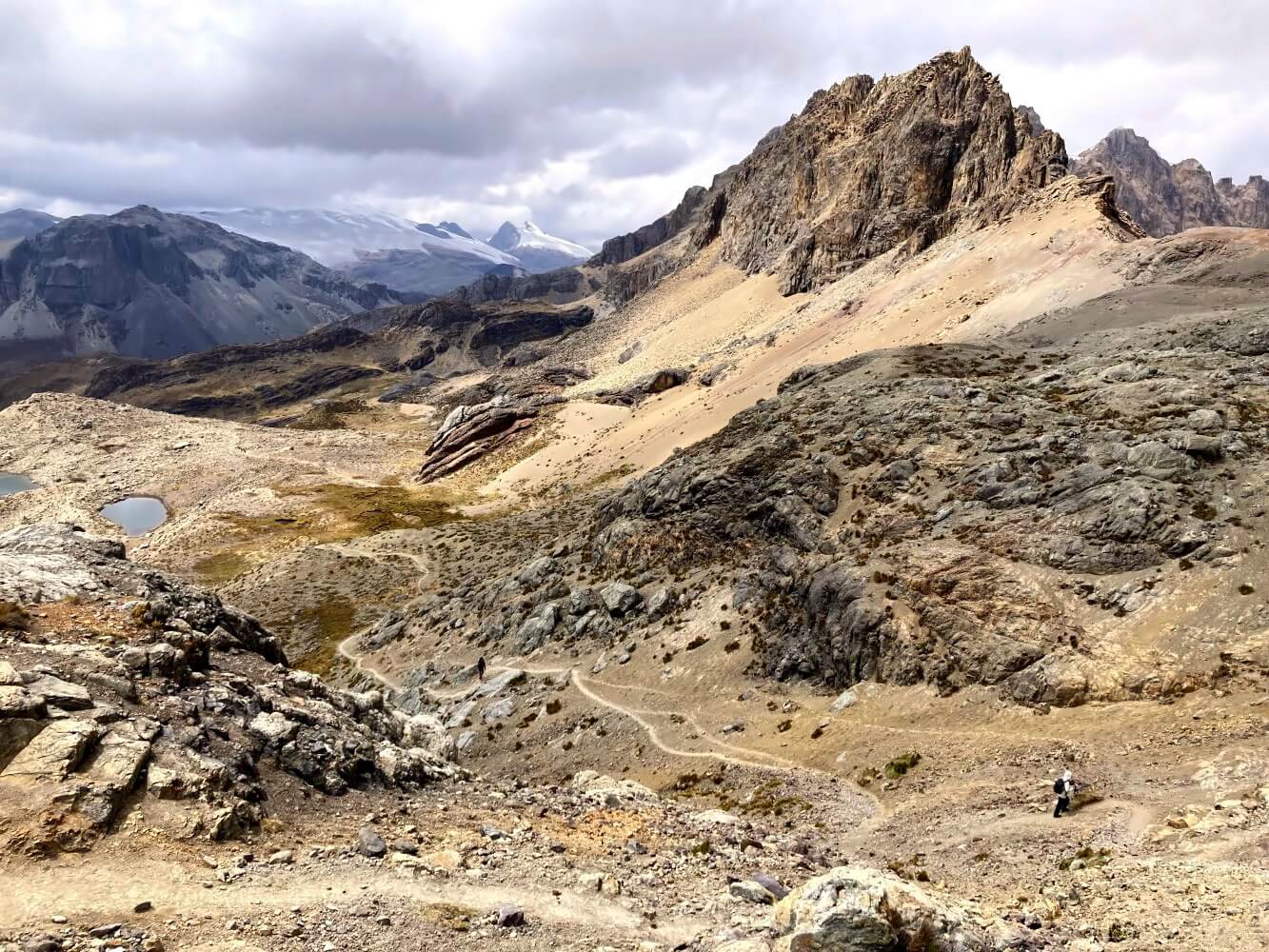 Alpiner Wanderweg auf dem Huayhuash Trek.