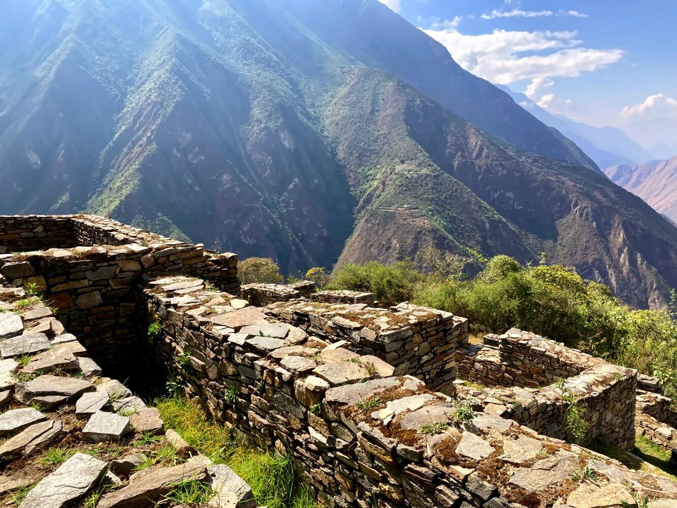 Inka-Stadt Choquequirao mit Ruinen und Terrassen.