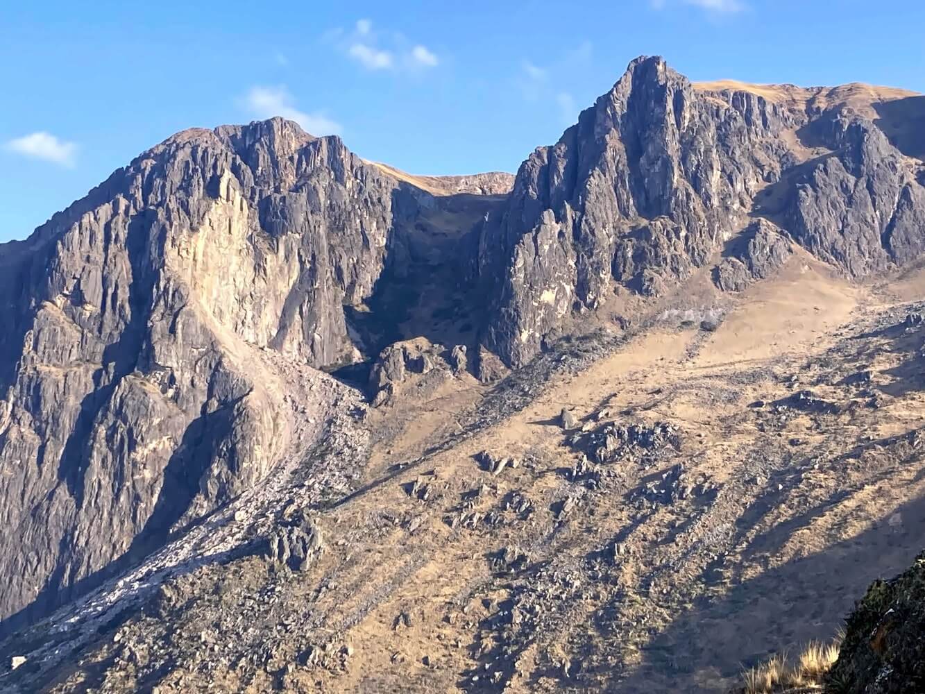 Blick auf den Bergpass der zum Hochland von Ollantaytambo führt.