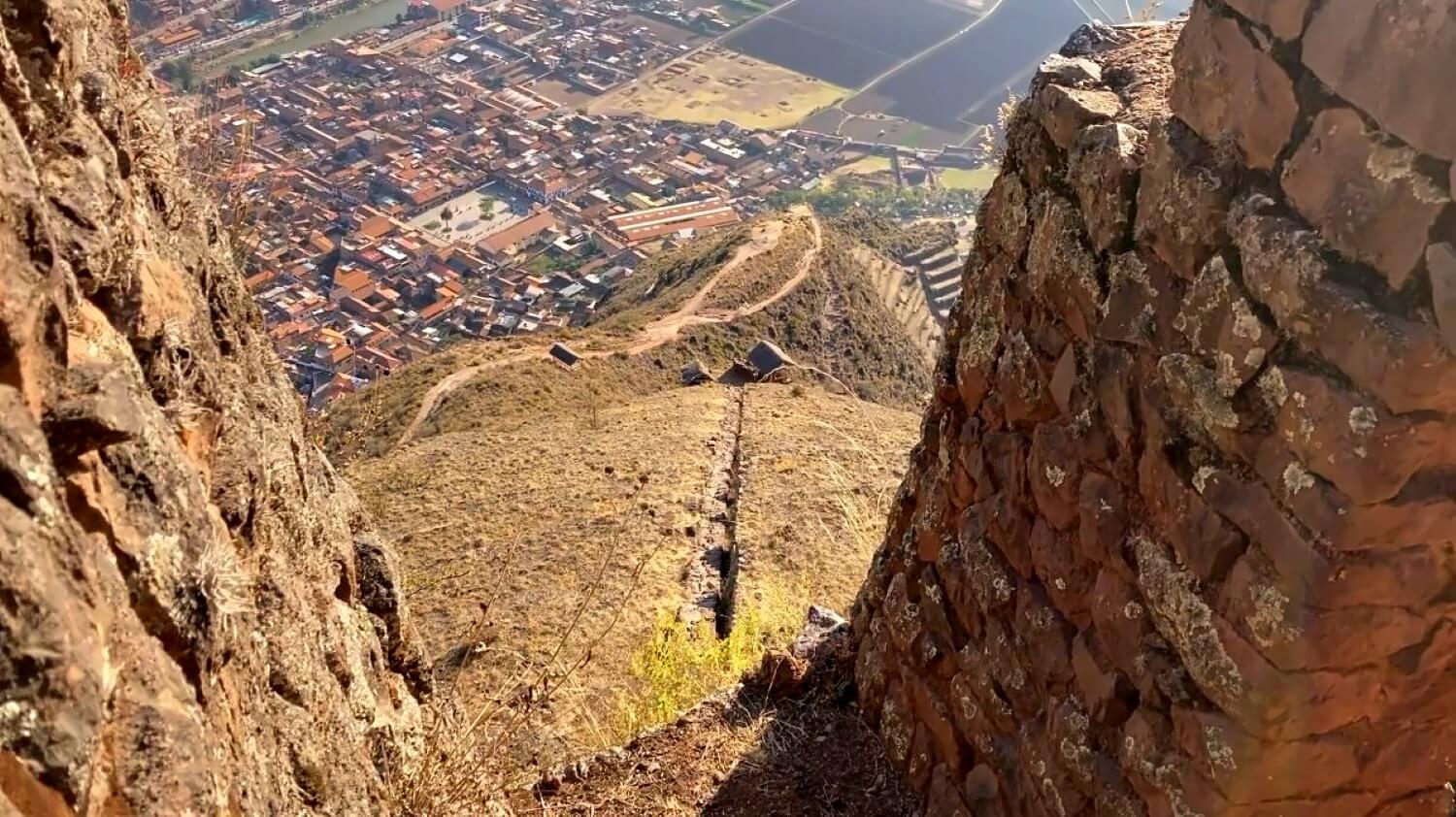 Blick von den Inka Wachtürmen von Pisac auf die Stadt.