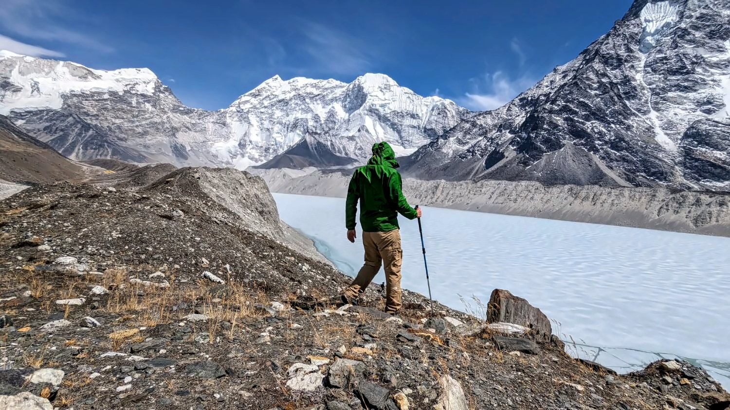 Wanderer im Himalaya in der Everest-Region mit Gebirgssee.