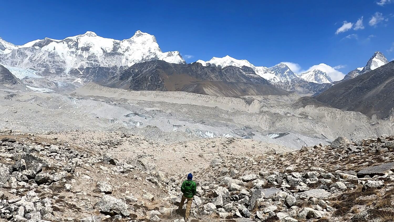 Everest Three Passes Trek Blick auf den Ngozumpa Gletscher.