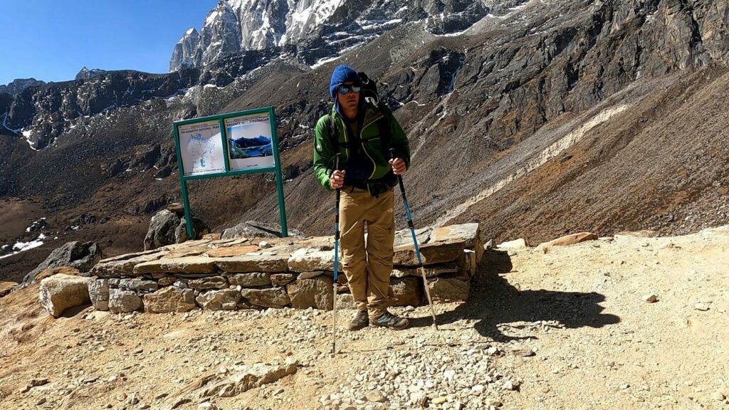 Trekker bei der Pause beim Anstieg zu einem Pass auf dem Everest Three Passes Trek.